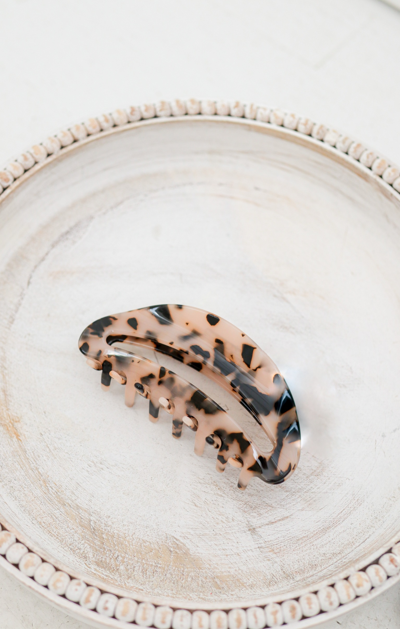 Vera Cream Tortoise Banana Clip